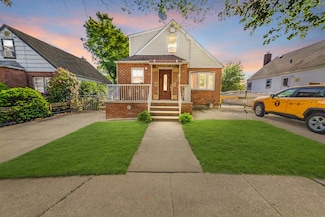 937 N 4th St, New Hyde Park, NY 11040