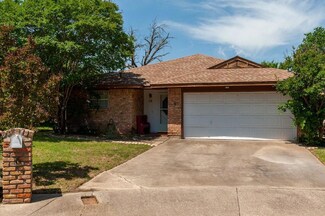 16 Pebblebeach Ct, Pantego, TX 76013