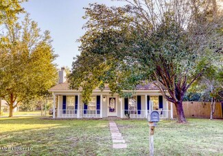 2012 Deer St, Ocean Springs, MS 39564