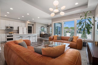 9814 Superior Dr, Papillion, NE 68046