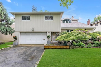 1055 Cedarhurst St, Valley Stream, NY 11581