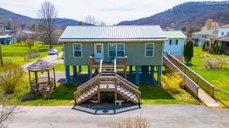108 8th St, Rainelle, WV 25962