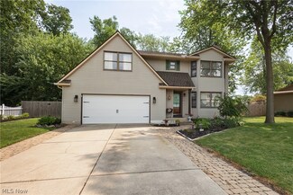 725 Maplewood Ave, Sheffield Lake, OH 44054
