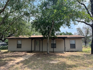 313 Fox Run, Devine, TX 78016