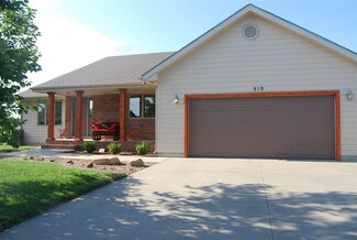 510 Rosewood Dr, Hesston, KS 67062