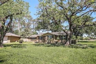 111 Fairway Dr, Alvin, TX 77511