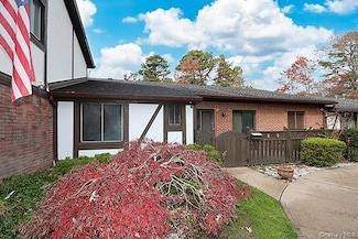 603 Blue Ridge Dr, Medford, NY 11763