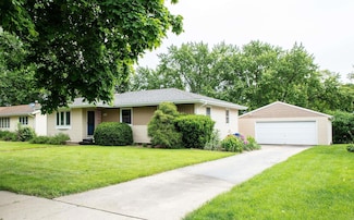 1110 Cedar River Dr, Waverly, IA 50677