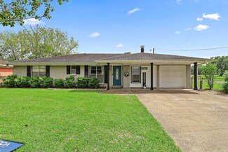 137 Ogden Rd, Winnie, TX 77665