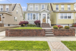 947 N 6th St, New Hyde Park, NY 11040