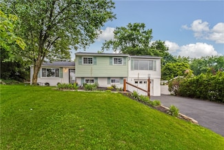 220 Aberdeen Dr, Oakdale, PA 15071
