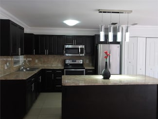 7327 Pepper Pike Dr, Hialeah, FL 33015