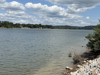 705 River Front Dr, Clifton, TN 38425