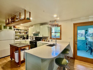 113 Leonard Cir, Vineyard Haven, MA 02568