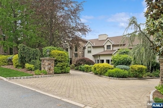 80 Adams Dr, Cresskill, NJ 07626