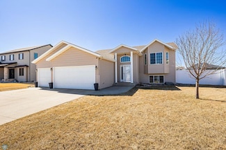 4524 Sunrise Dr, West Fargo, ND 58078