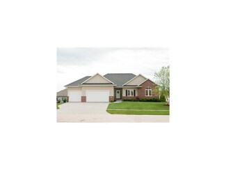 845 Juniper Ave, Robins, IA 52328