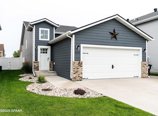 5520 Lou Ann St, Grand Forks, ND 58201