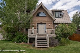 939 W Stuart St, Pinedale, WY 82941