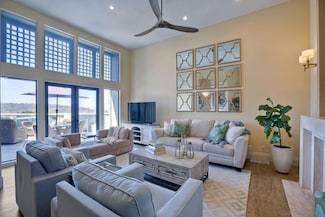 1043 Freedom Ct, Del Mar, CA 92014