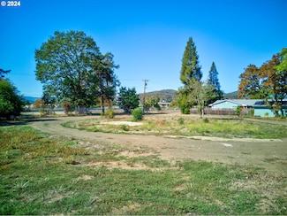 1229 NW Munson Ct, Roseburg, OR 97470
