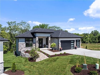 2504 NE Woodland Oak Cir, Lee's Summit, MO 64086