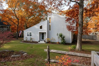 344 Greenwood Ave, Vineyard Haven, MA 02568