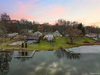 3529 Lakeview Dr, Ortonville, MI 48462