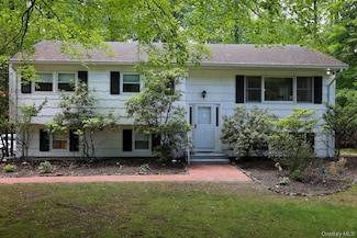 21 Edgebrook Ln, Airmont, NY 10952