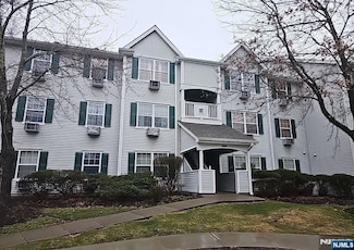 107 Chatfield Dr, Pompton Plains, NJ 07444