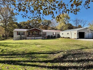 220 S East St, Watson, IL 62473