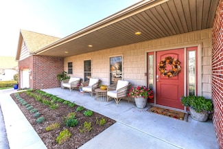 36 Lone Oak Ct, Bloomington, IL 61705