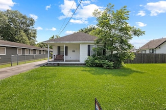 815 N 14th St, Nederland, TX 77627