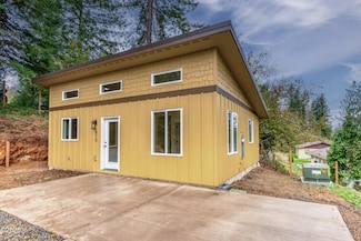 810 SE Beaver St, Toledo, OR 97391