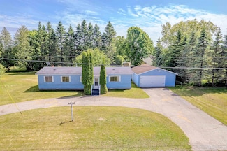 733 Arbutus Ave, Manistique, MI 49854