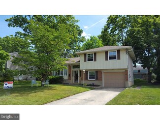 30 Longwood Dr, Stratford, NJ 08084