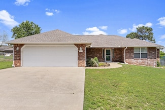 605 E 10th St, Grove, OK 74344