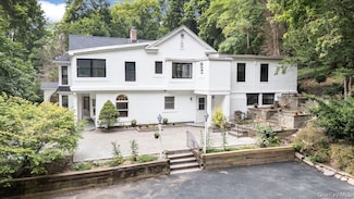 1101 Jericho Oyster Road, East Norwich, NY 11732