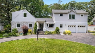 82 Woodhollow Ln, New Rochelle, NY 10804