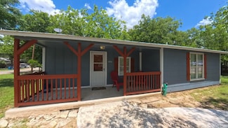 406 7th St, Bandera, TX 78003