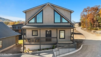 593 Warbonnet Way, Pigeon Forge, TN 37863