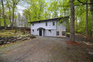 1005 Country Place Dr, Tobyhanna, PA 18466