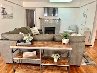 526 W Myrtle Ave, Visalia, CA 93277