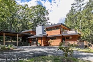 35 Fern Hollow Rd, Stone Ridge, NY 12484