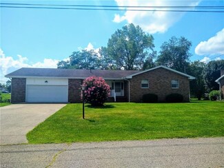 927 Pine St, Belpre, OH 45714