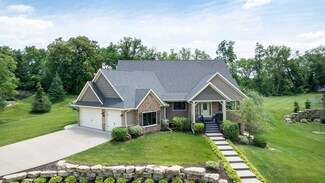 1762 Creek Wood Dr, Dubuque, IA 52003