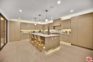 7212 Mulholland Dr, Los Angeles, CA 90068