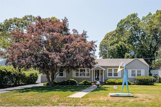 84 Country Club Rd, Bellport, NY 11713