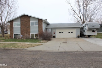 3624 37th St NW, Mandan, ND 58554