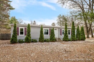 420 N 2nd Ave, Fruitport, MI 49415